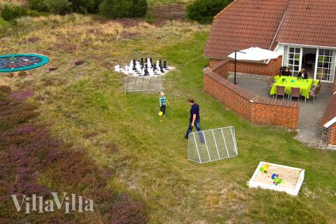 Die große Terrasse eignet sich perfekt für ein Sonnenbad oder ein leckeres Barbecue. Kinder genießen derweil die frische Luft auf der Trampolin, beim Schachspielen, im Sandkasten oder auf den Schaukeln