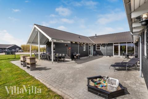 Das Luxusferienhaus Nr. 202 hat eine tolle Terrasse, die mit hochwertigen Gartenmöbeln für 24 Personen ausgestattet ist.