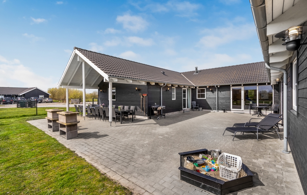 Das Luxusferienhaus Nr. 202 hat eine tolle Terrasse, die mit hochwertigen Gartenmöbeln für 24 Personen ausgestattet ist.