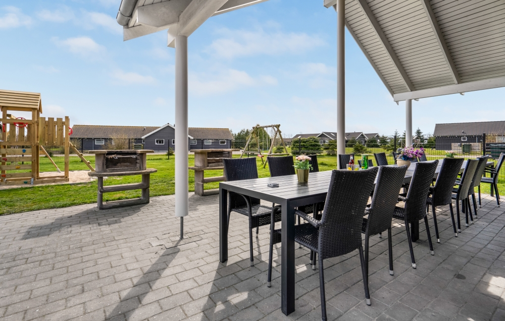 Genießen Sie einen Grillabend auf der Terrasse des Luxusferienhauses Nr. 202 in Lolland/Falster/Mön