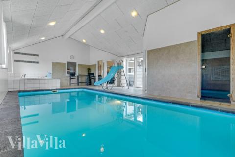 Das Ferienhaus 202 hat einen schicken Poolbereich mit Wasserrutsche, einem geräumigen, eingelassenen Whirlpool und einer Sauna.