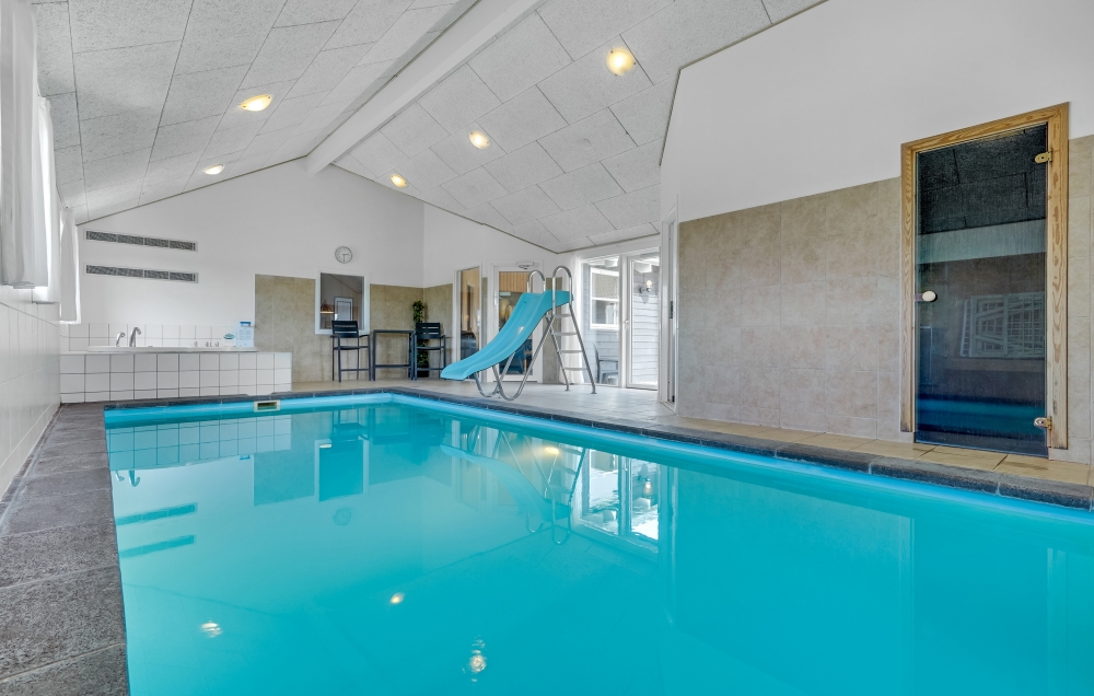 Das Ferienhaus 202 hat einen schicken Poolbereich mit Wasserrutsche, einem geräumigen, eingelassenen Whirlpool und einer Sauna.