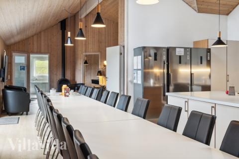 Der große, lichtdurchflutete Aufenthaltsraum im Luxusferienhaus Nr. 202 für 24.