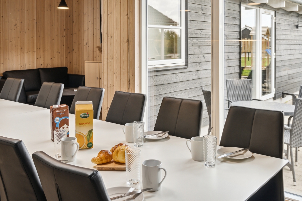 Aufenthaltsraum mit Platz für 24 im Luxusferienhaus Nr. 202.