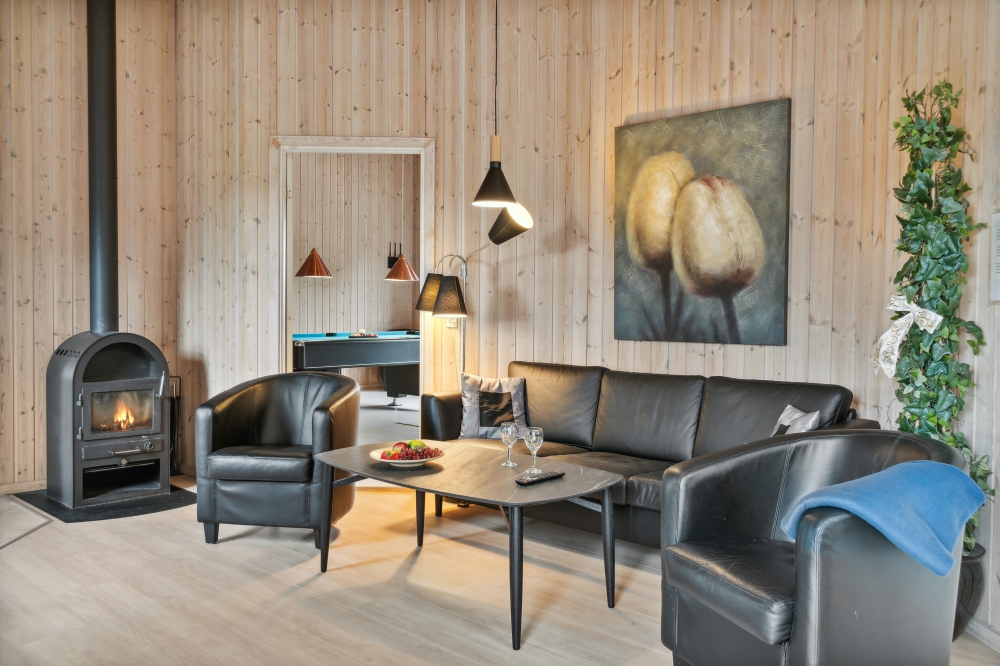 Die Couch im Luxusferienhaus Nr. 202 in Lolland/Falster/Mön lädt zu Gesellschaftsspielen oder zu Kinoabenden ein.