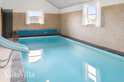 Hüpft im Luxusferienhaus Nr. 202 in Lolland/Falster/Mön in den Pool.