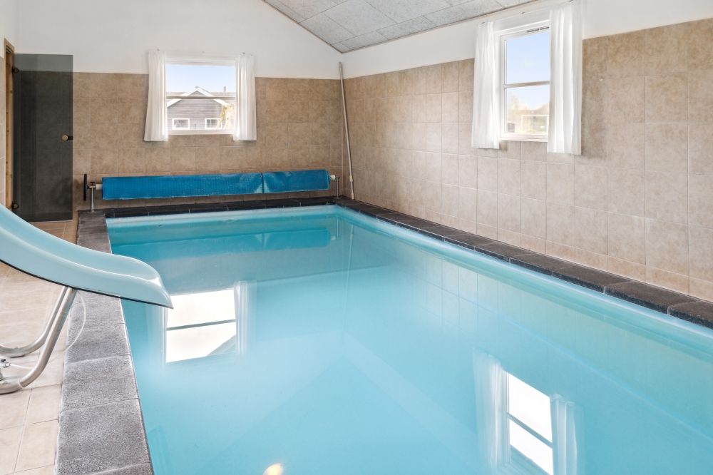 Hüpft im Luxusferienhaus Nr. 202 in Lolland/Falster/Mön in den Pool.