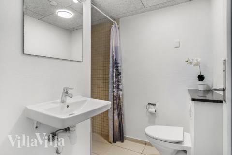 Im Luxusferienhaus Nr. 276 für 18 Personen gibt es ein Bad mit Dusche.