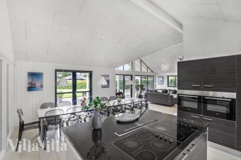 Die Küche in dem Luxusferienhaus Nr. 276 ist so gut ausgestattet, dass man problemlos Mahlzeiten für 18 Personen zubereiten kann.