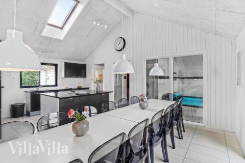 Der große, lichtdurchflutete Aufenthaltsraum im Luxusferienhaus Nr. 276 für 18.