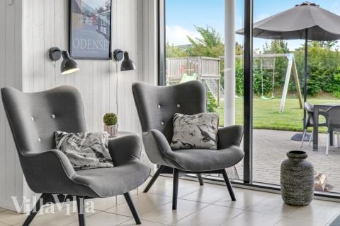 Die Couch im Luxusferienhaus Nr. 276 in Nordseeland lädt zu Gesellschaftsspielen oder zu Kinoabenden ein.