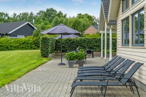 Auf der Terrasse des Ferienhauses Nr. 276 ist Platz für 18 Personen.