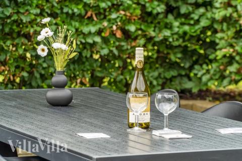 Das Luxusferienhaus Nr. 276 hat eine tolle Terrasse, die mit hochwertigen Gartenmöbeln für 18 Personen ausgestattet ist.