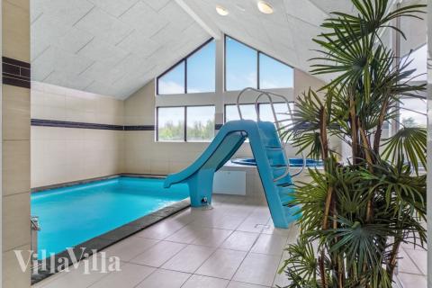 Das Ferienhaus 276 hat einen schicken Poolbereich mit Wasserrutsche, einem geräumigen, eingelassenen Whirlpool und einer Sauna.