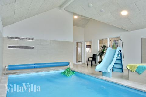 Das Haus verfügt über einen erstklassigen Poolbereich mit 18 m2 großem Swimmingpool, Schwimmtrainer, Wasserrutsche, Whirlpool und Sauna