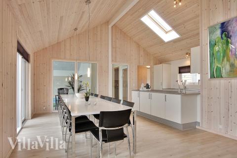 Die Wohnküche ist komfortabel eingerichtet und bietet Speiseplätze für bis zu 16 hungrige Mäuler