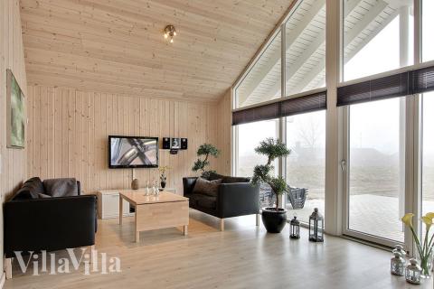 Die bequemen Möbel, der Flachbildfernseher und der Kaminofen im Aufenthaltsraum laden zu Gemütlichkeit und Entspannung ein