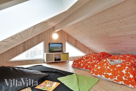 Der Hängeboden ist für Kinder und Jugendliche eingerichtet. Es enthält einen Flachbild-TV mit DVD und Sacksitze 