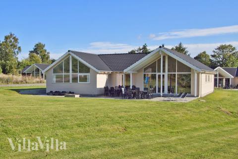 Dieses herrliche Luxussommerhaus lädt zu einem einzigartigen Ferienerlebnis ein. Es gibt Pool, Whirlpool und andere Aktivitäten wie Billard und tischtennis