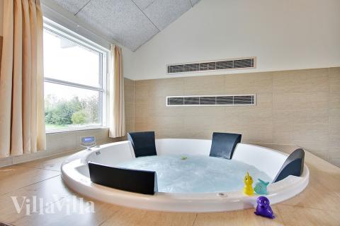 Im eleganten Whirlpool darf nach einem ereignisreichen Ferientag entspannt werden