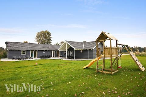 Das Haus verfügt über eine große Terrasse auf der man herrliche Barbecues veranstalten oder sich einfach nur die Sonne auf den Pelz brennen lassen kann. Die kleinen Gäste freuen sich derweil über Schaukel und Sandkiste im Garten