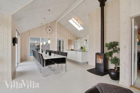 Die Wohnküche bietet eine Sofagruppe, Essplätze und den Kochbereich. So kann auch während der Essenszubereitung miteinander gesprochen werden