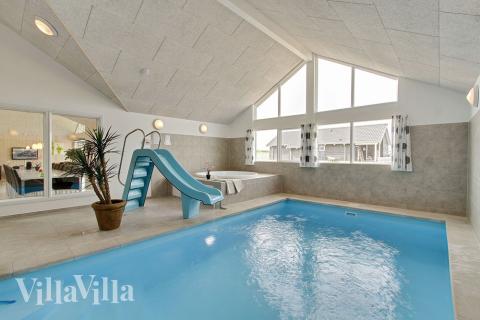 Badelustige Gäste können im Pool des Hauses (ausgestattet mit Wasserrutsche und Gegenstromanlage) viel Spaß haben