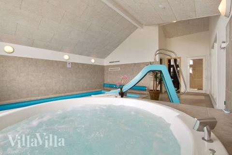 Der große Einbauwhirlpool lädt zu Entspannung und Wellness ein