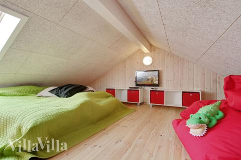 Für Kinder und Jugendliche wurde eine gemütliche Ecke im Dachgiebel eingerichtet. Hier gibt es lustige Sacksitze und einen Flachbildfernseher mit DVD-Player