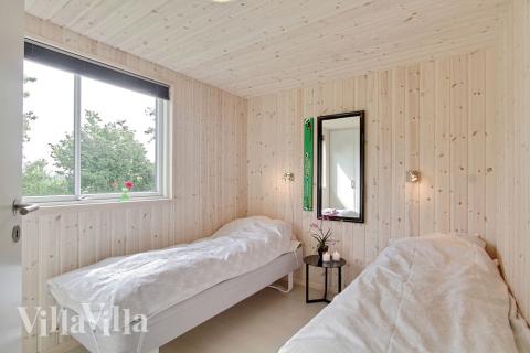 In den Schlafzimmern befinden sich Einzel- oder Doppelbetten sowie Einbauschränke