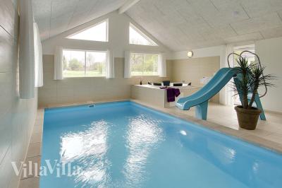 Es gibt einen luxuriösen Badebereich mit großem Pool, Wasserrutsche, einem geräumigen Whirlpool und einer Sauna