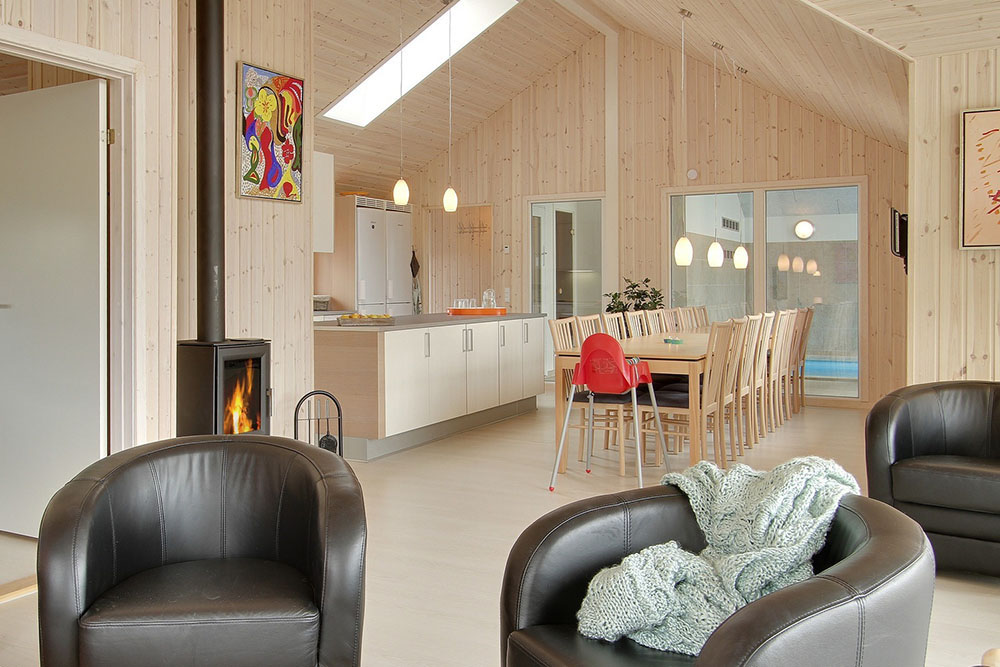 Der Sammelpunkt des Hauses ist die zentrale Wohnküche mit Kochbereich, Speisetisch und Sofagruppe