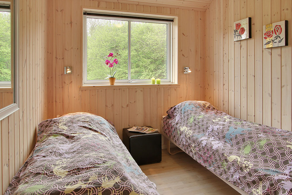 Die Schlafzimmer sind hell eingerichtet und verfügen über Doppel- oder Einzelbetten sowie Einbauschränke