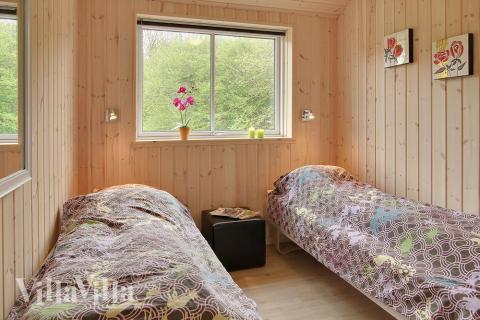 Die Schlafzimmer sind hell eingerichtet und verfügen über Doppel- oder Einzelbetten sowie Einbauschränke