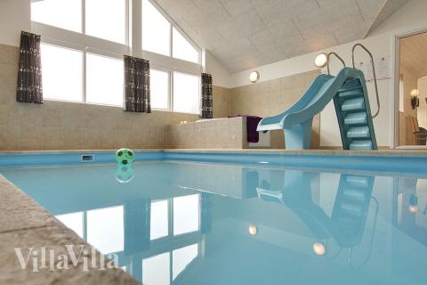 Im hauseigenen Badeland kann stundenlang im 19 m2 grossen Pool mit Wasserrutsche und römischer Treppe geplanscht und geschwommen werden