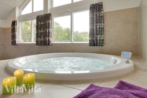 Das Haus lädt 12 Monate im Jahr zu Gemütlichkeit, Entspannung und Wellness ein. Genießen Sie den eleganten Whirlpool und lassen Sie danach in der Sauna die Seele baumeln