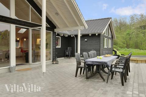 Ein Teil der großen Terrasse ist überdacht und damit perfekt, um den dänischen Sommertage und Abends zu genießen