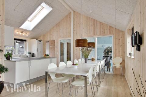 Viel Platz für gemütliches Kochen, Essen und Beisammensein: Das große Wohnzimmer in der Mitte des Hauses