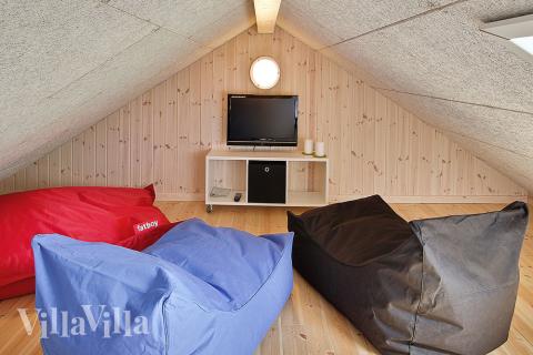 Kinder und Jugendliche können sich in den Dachgiebel zurückziehen, der mit coolen Fatboy-Sitzsäcken und einem Flachbild-Fernseher mit DVD ausgestattet ist)