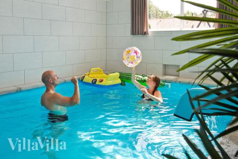 Es ist gefüllt mit vielen Aktivitäten – hier findet man u.a. einen großartigen Poolbereich mit einem 18 m2 großen Swimmingpool inklusive Wasserrutsche und Schwimmtrainer