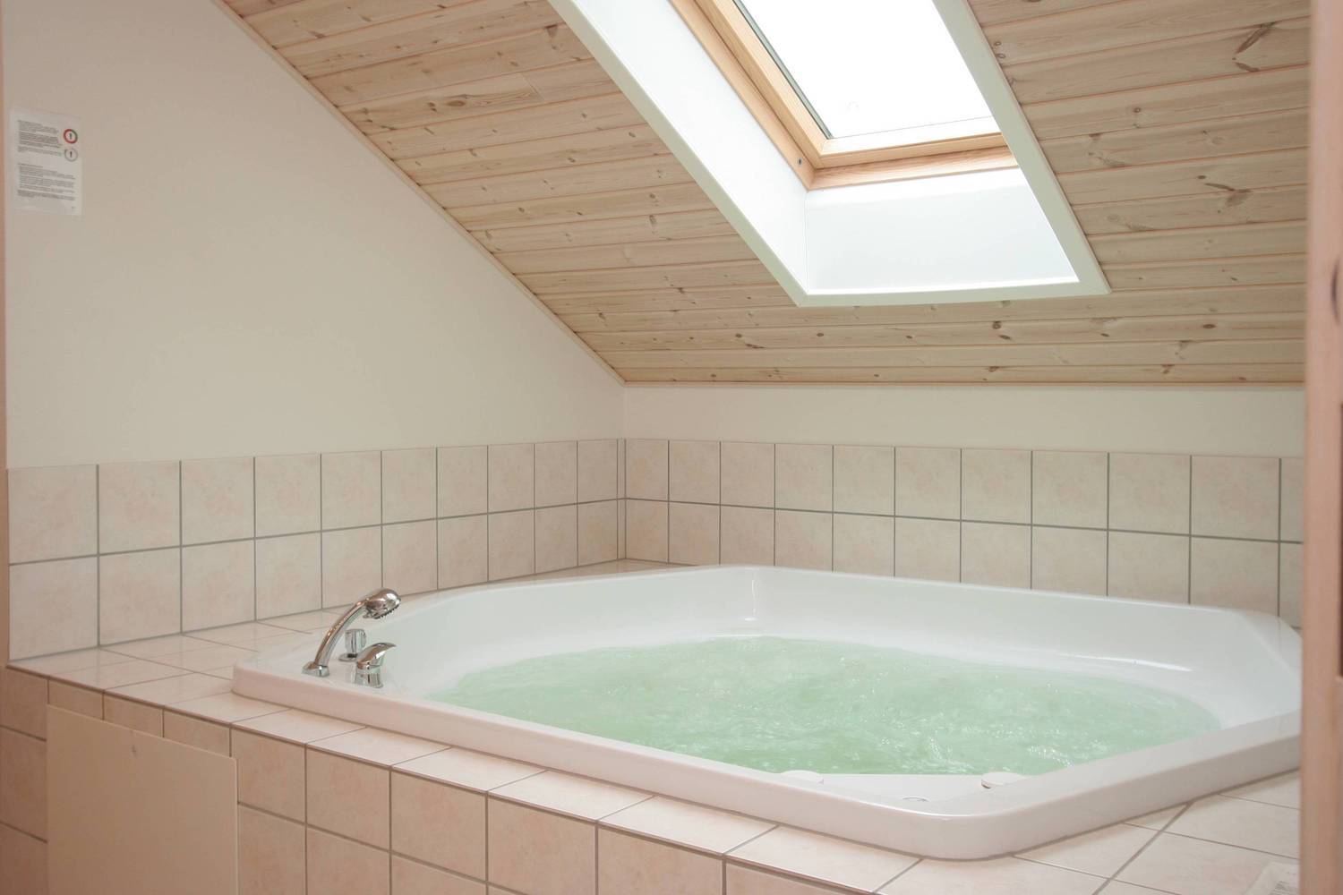 Das Schrägfenster über dem 2 Personen-Whirlpool sorgt für den perfekten Lichteinfall