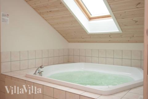 Das Schrägfenster über dem 2 Personen-Whirlpool sorgt für den perfekten Lichteinfall