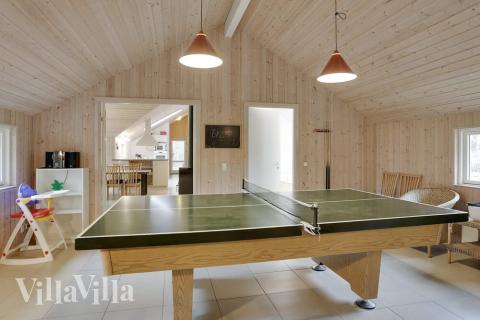 Die Stube ist geräumig und hell und befindet sich in der Dachschräge. Von hier aus hat man direkten Zugang zur Terrasse