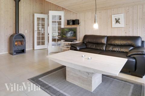 Der Ofen im zentralen Aufenthaltsraum spendet ein bisschen zusätzliche Wärme und sorgt für Gemütlichkeit an kalten Abenden