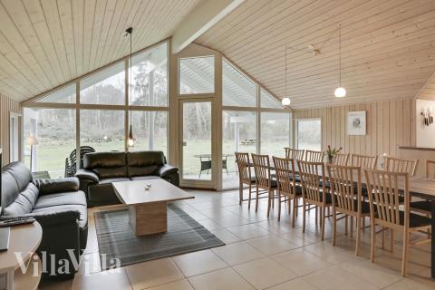 Die architektonischen Details des Hauses sind formvollendet und die großen Fensterpartien sorgen für die optimale Lichtdurchflutung