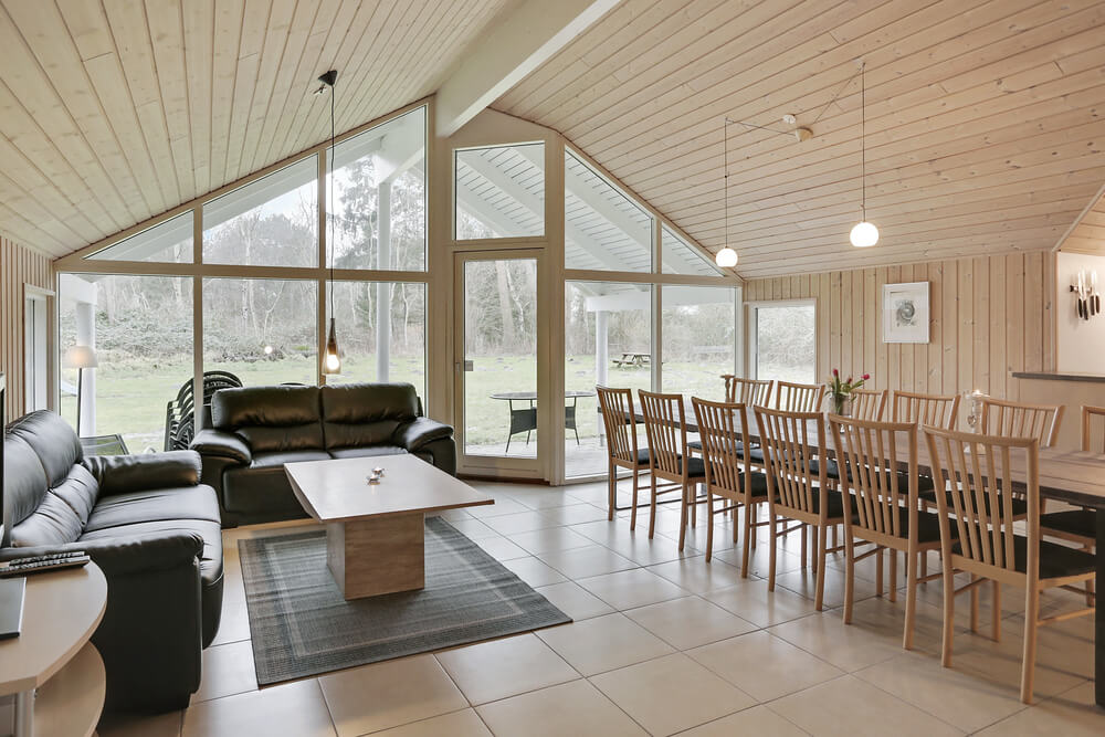 Die architektonischen Details des Hauses sind formvollendet und die großen Fensterpartien sorgen für die optimale Lichtdurchflutung