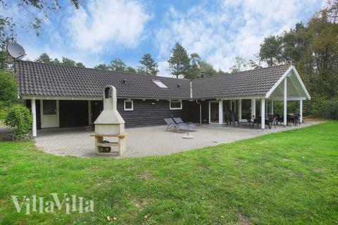 Auf der großen und teilweise überdachten Terrasse kann an einem sonnigen Tag die Sonne genossen und ein leckeres Essen für Familie und Freunde gegrillt werden