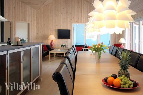 Im zentralen Raum des Hauses befindet sich die Küche in direkter, offener Verbindung zum Wohnzimmer. In dieser geräumigen Wohnküche mit Sofagruppe und Esstisch kann also auch während des Kochens herrlich geklönt werden