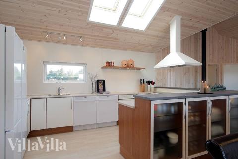 Die gut ausgestattete Küche beinhaltet u.a. zwei Öfen, eine Spülmaschine, eine große Kühleinheit u.v.m.