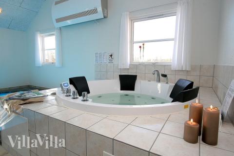 Suchen Sie nach purer Entspannung, springen Sie mit bis zu 4-6 Personen in den Whirlpool oder dösen in der Sauna